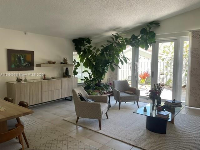 合同活跃: $680,000 (3 贝兹, 2 浴室, 1797 平方英尺)