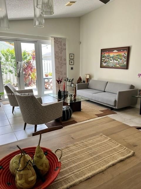 合同活跃: $680,000 (3 贝兹, 2 浴室, 1797 平方英尺)