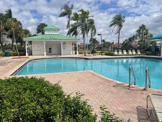 合同活跃: $680,000 (3 贝兹, 2 浴室, 1797 平方英尺)