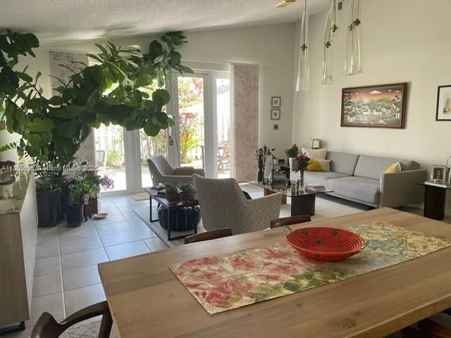 合同活跃: $680,000 (3 贝兹, 2 浴室, 1797 平方英尺)