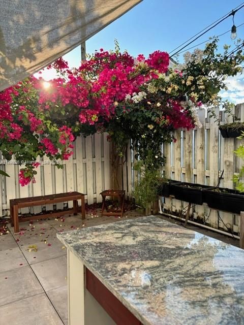 合同活跃: $680,000 (3 贝兹, 2 浴室, 1797 平方英尺)