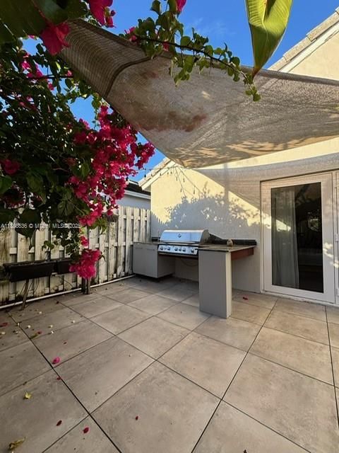 合同活跃: $680,000 (3 贝兹, 2 浴室, 1797 平方英尺)