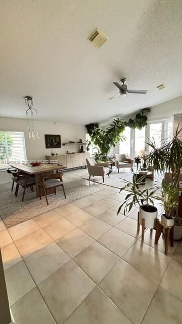 合同活跃: $680,000 (3 贝兹, 2 浴室, 1797 平方英尺)