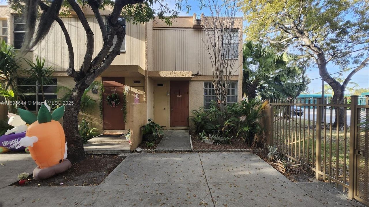 For Sale: $203,000 (2 beds, 1 baths, 760 Square Feet)