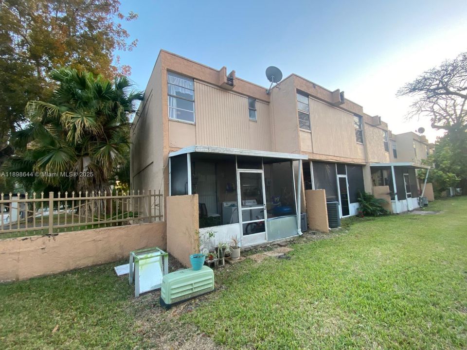 For Sale: $203,000 (2 beds, 1 baths, 760 Square Feet)