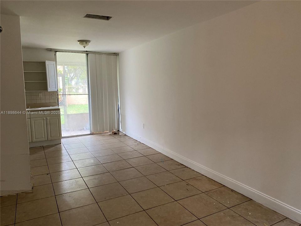 For Sale: $203,000 (2 beds, 1 baths, 760 Square Feet)