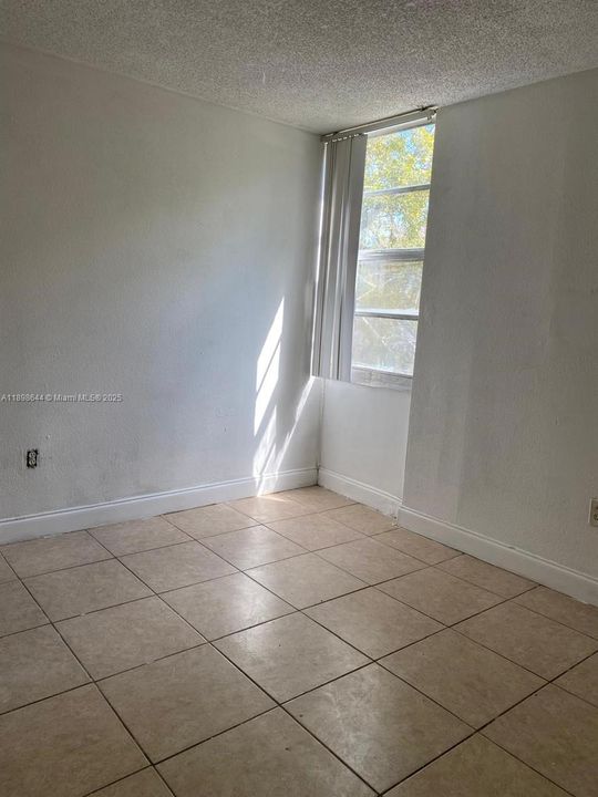 For Sale: $203,000 (2 beds, 1 baths, 760 Square Feet)