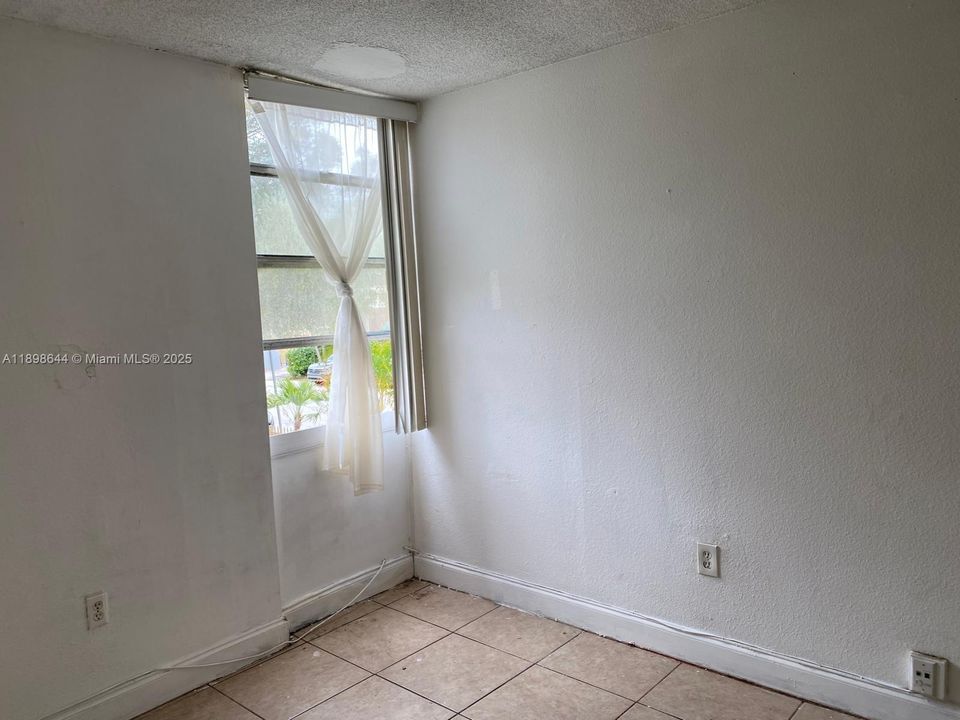 For Sale: $203,000 (2 beds, 1 baths, 760 Square Feet)