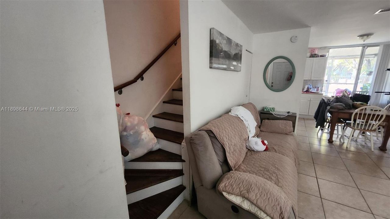 For Sale: $203,000 (2 beds, 1 baths, 760 Square Feet)