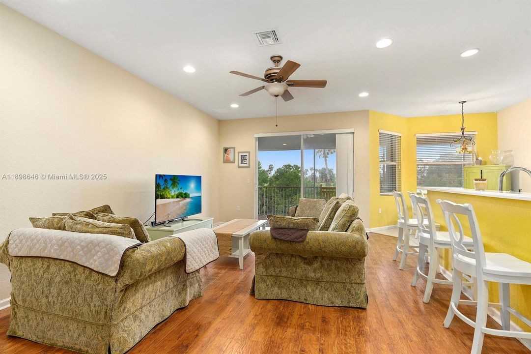 Active With Contract: $2,600 (3 beds, 2 baths, 1704 Square Feet)