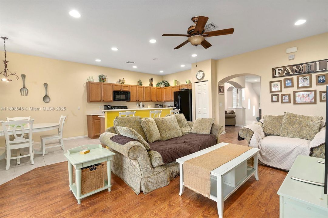 Active With Contract: $2,600 (3 beds, 2 baths, 1704 Square Feet)