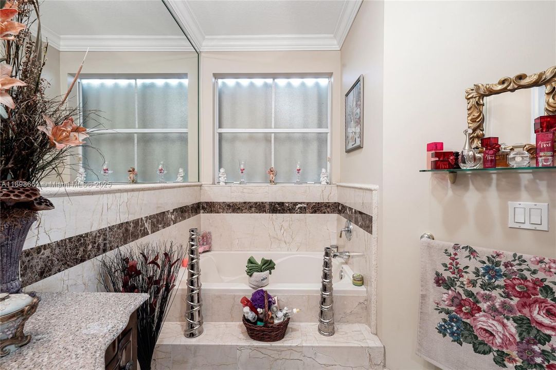 待售: $999,990 (4 贝兹, 2 浴室, 2372 平方英尺)