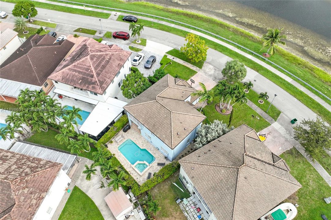 待售: $999,990 (4 贝兹, 2 浴室, 2372 平方英尺)