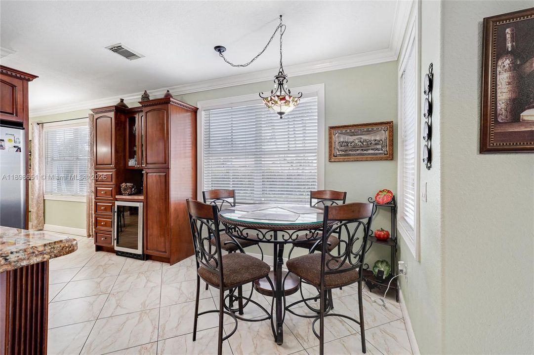 待售: $999,990 (4 贝兹, 2 浴室, 2372 平方英尺)