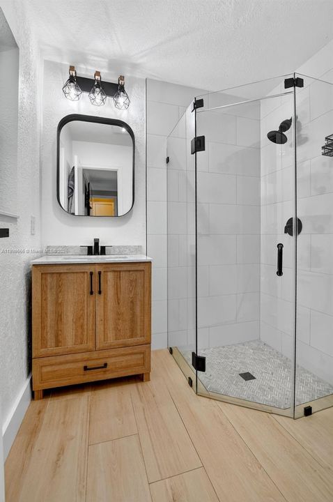 合同活跃: $525,000 (2 贝兹, 2 浴室, 1438 平方英尺)