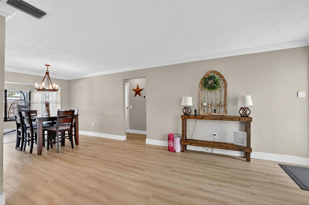 合同活跃: $525,000 (2 贝兹, 2 浴室, 1438 平方英尺)