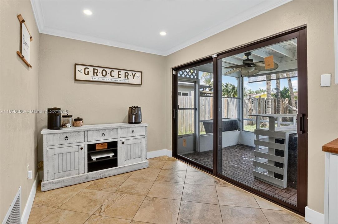 合同活跃: $525,000 (2 贝兹, 2 浴室, 1438 平方英尺)