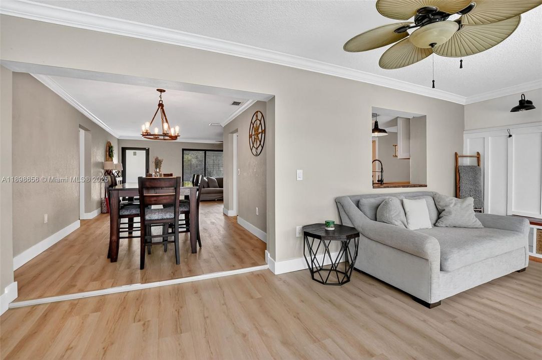 合同活跃: $525,000 (2 贝兹, 2 浴室, 1438 平方英尺)