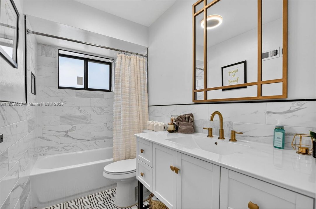 合同活跃: $525,000 (2 贝兹, 2 浴室, 1438 平方英尺)