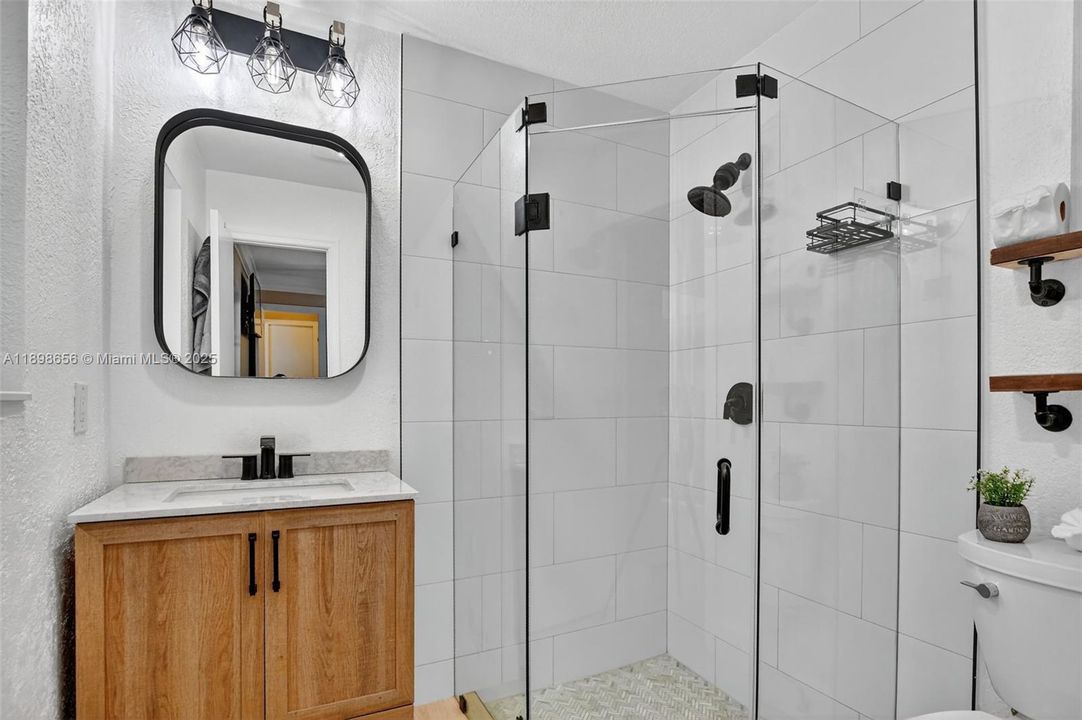 合同活跃: $525,000 (2 贝兹, 2 浴室, 1438 平方英尺)