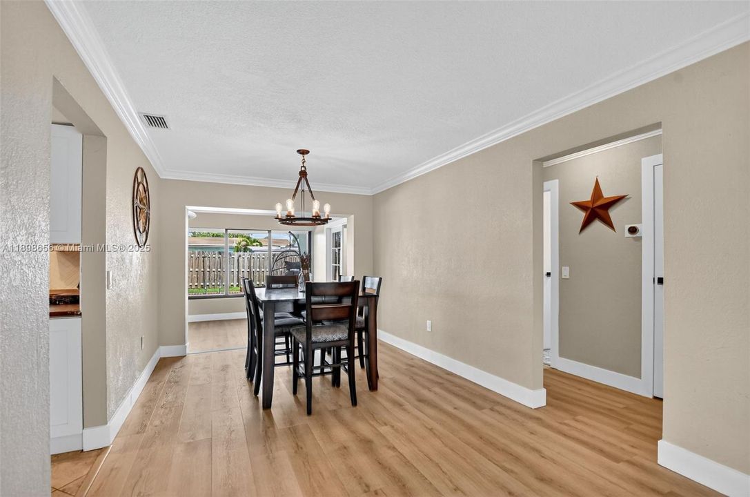 合同活跃: $525,000 (2 贝兹, 2 浴室, 1438 平方英尺)