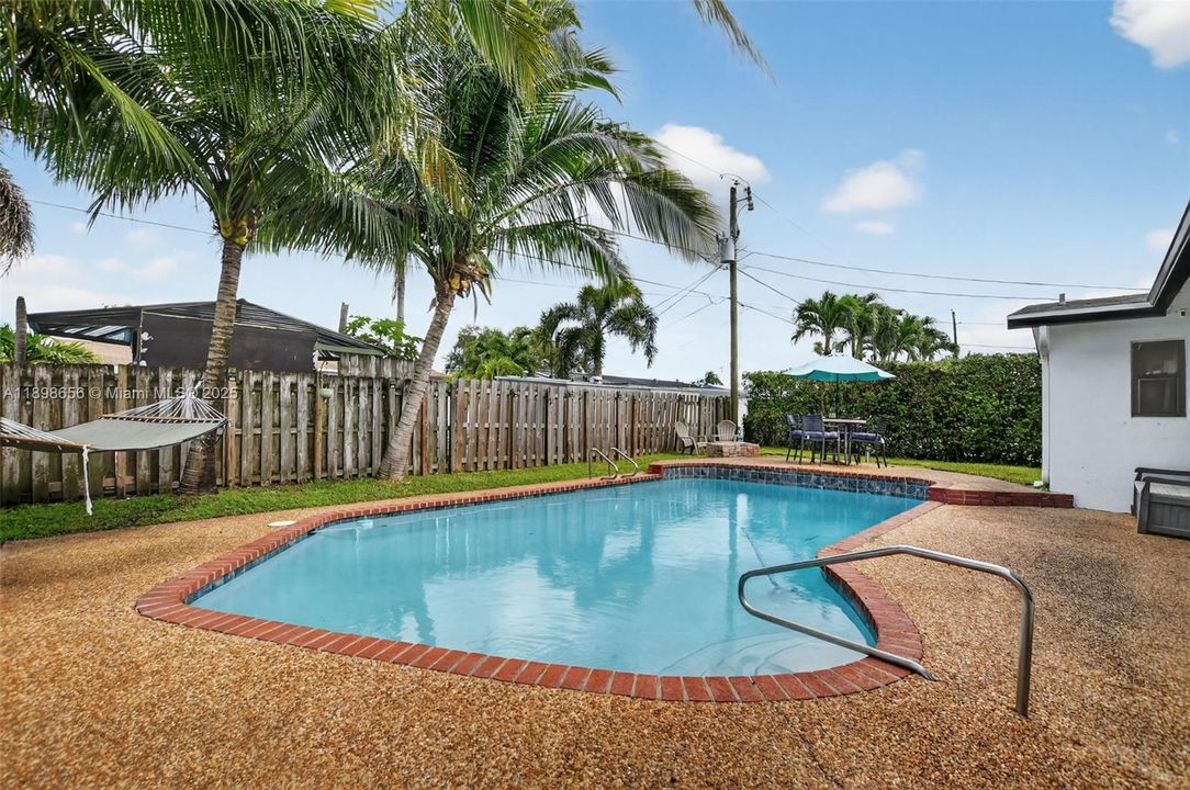 合同活跃: $525,000 (2 贝兹, 2 浴室, 1438 平方英尺)