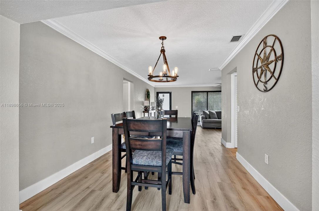 合同活跃: $525,000 (2 贝兹, 2 浴室, 1438 平方英尺)