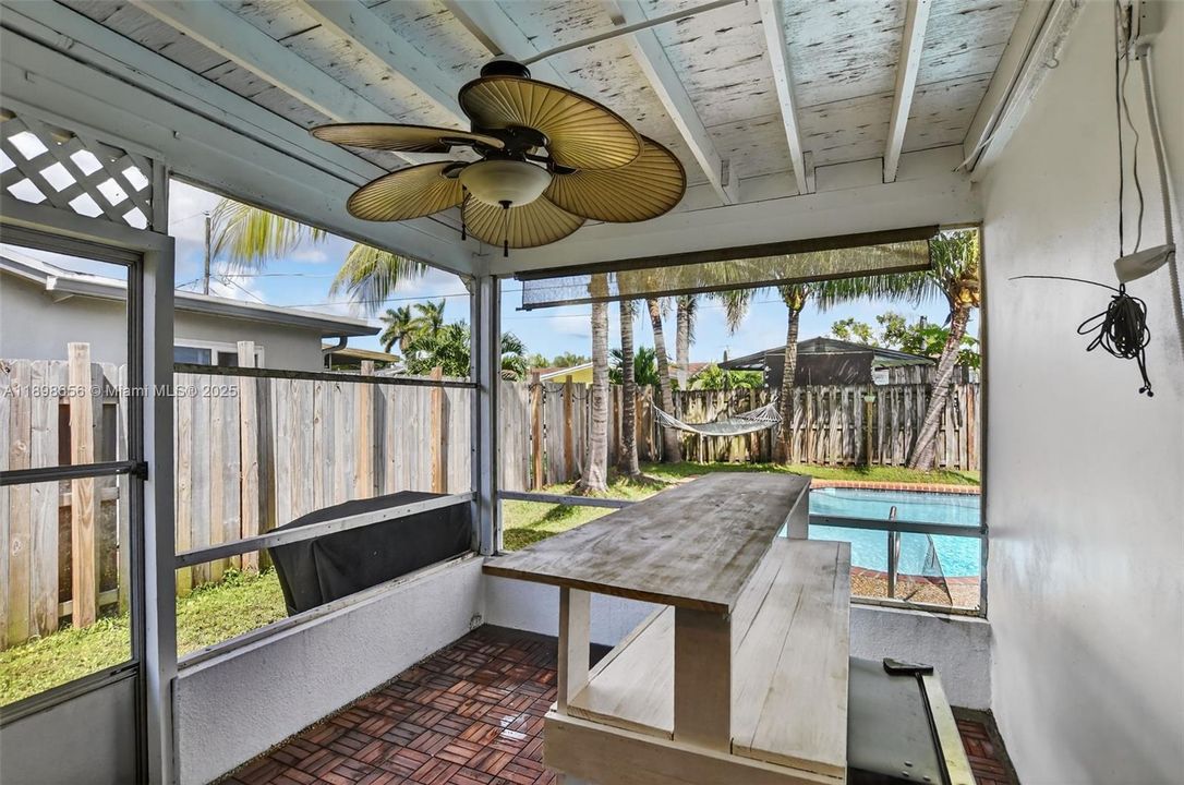 合同活跃: $525,000 (2 贝兹, 2 浴室, 1438 平方英尺)