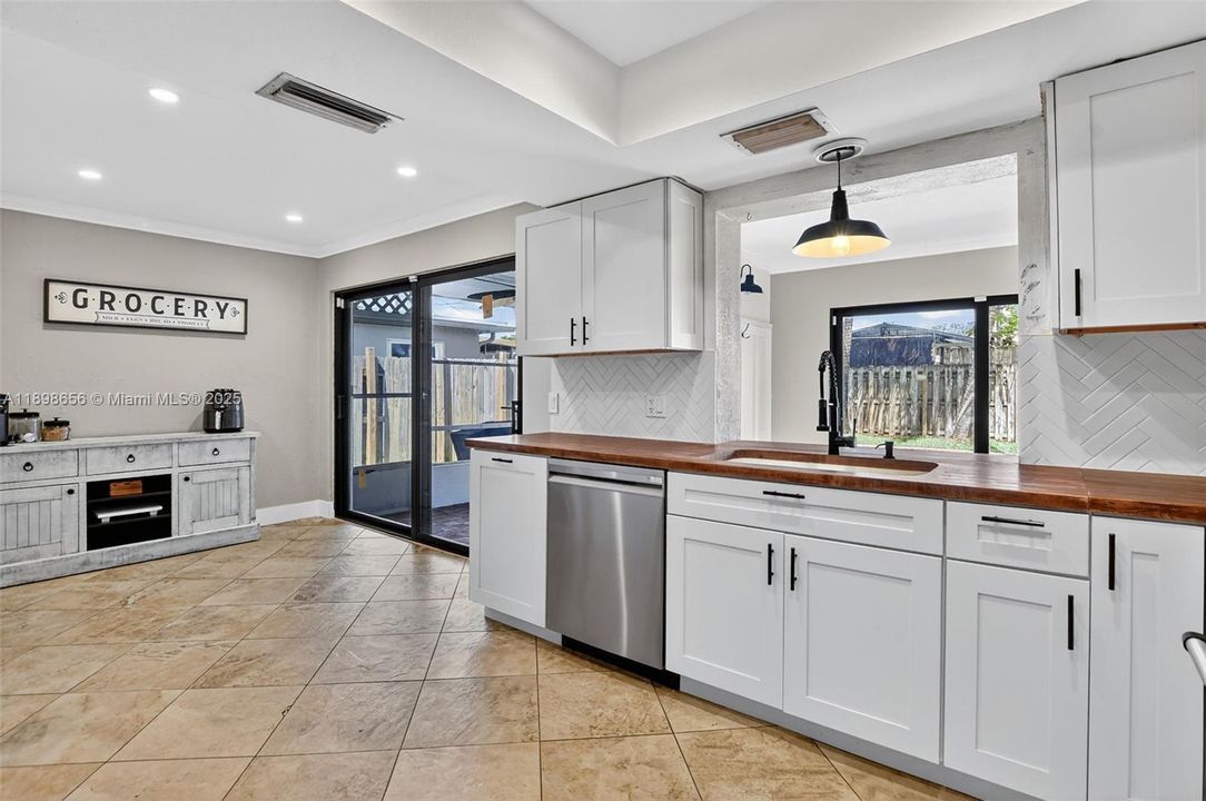 合同活跃: $525,000 (2 贝兹, 2 浴室, 1438 平方英尺)