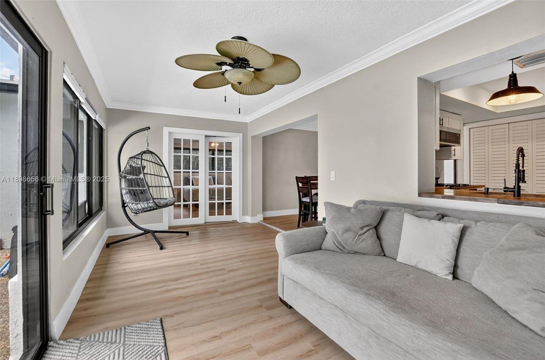 合同活跃: $525,000 (2 贝兹, 2 浴室, 1438 平方英尺)