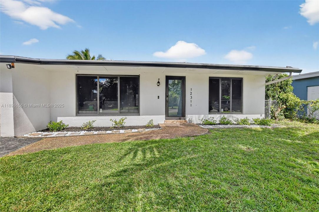 合同活跃: $525,000 (2 贝兹, 2 浴室, 1438 平方英尺)