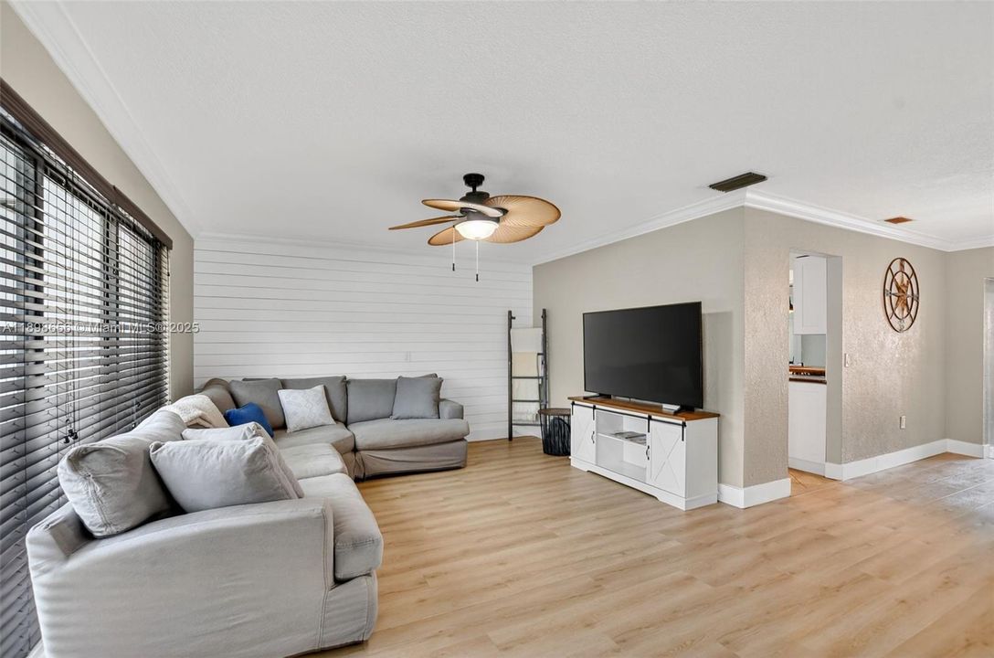 合同活跃: $525,000 (2 贝兹, 2 浴室, 1438 平方英尺)