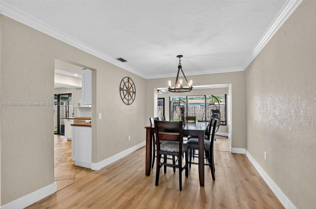 合同活跃: $525,000 (2 贝兹, 2 浴室, 1438 平方英尺)