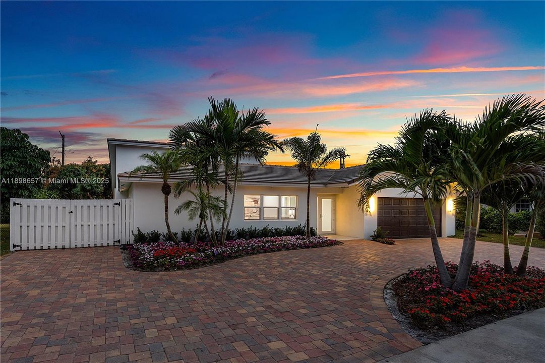 Недавно продано: $1,895,000 (4 спален, 3 ванн, 2771 Квадратных фут)