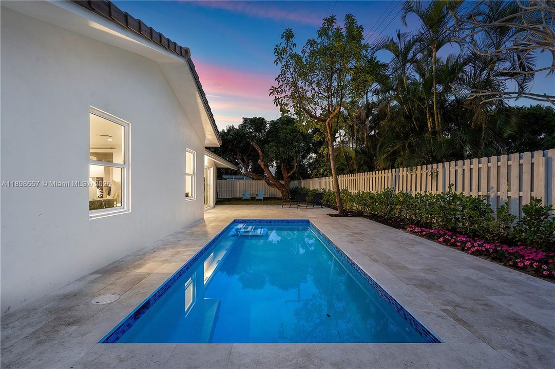 Недавно продано: $1,895,000 (4 спален, 3 ванн, 2771 Квадратных фут)