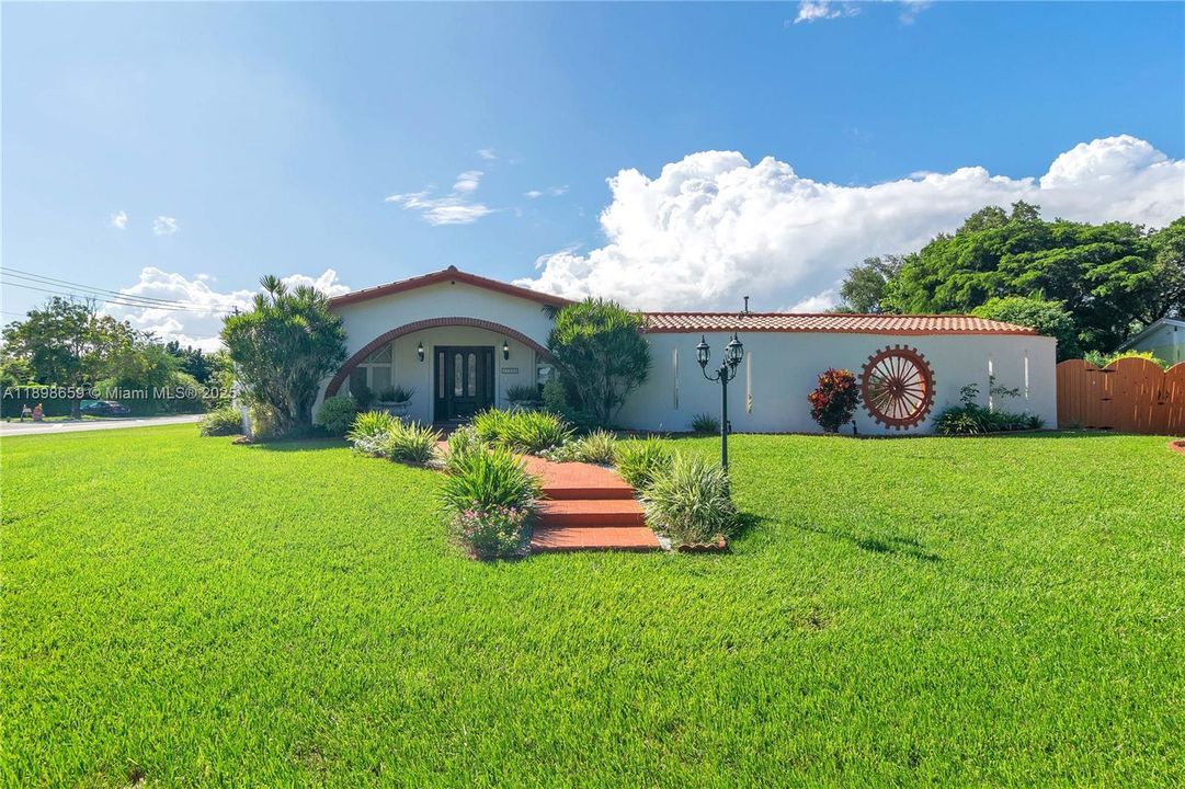 En Renta: $5,000 (5 camas, 3 baños, 2565 Pies cuadrados)