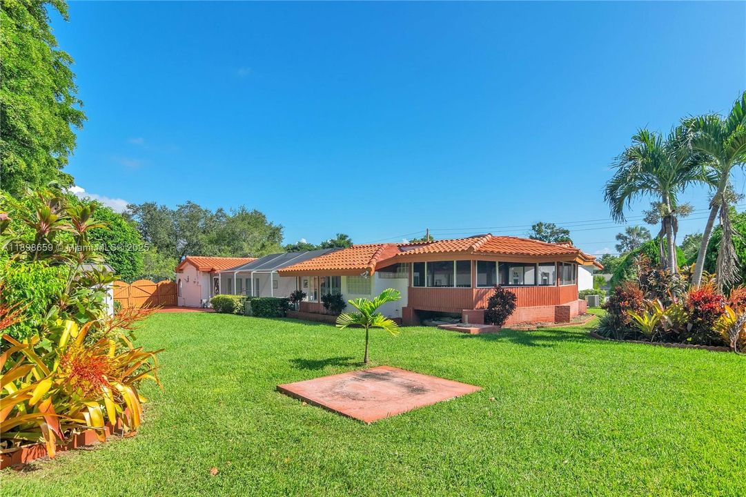 En Renta: $5,000 (5 camas, 3 baños, 2565 Pies cuadrados)