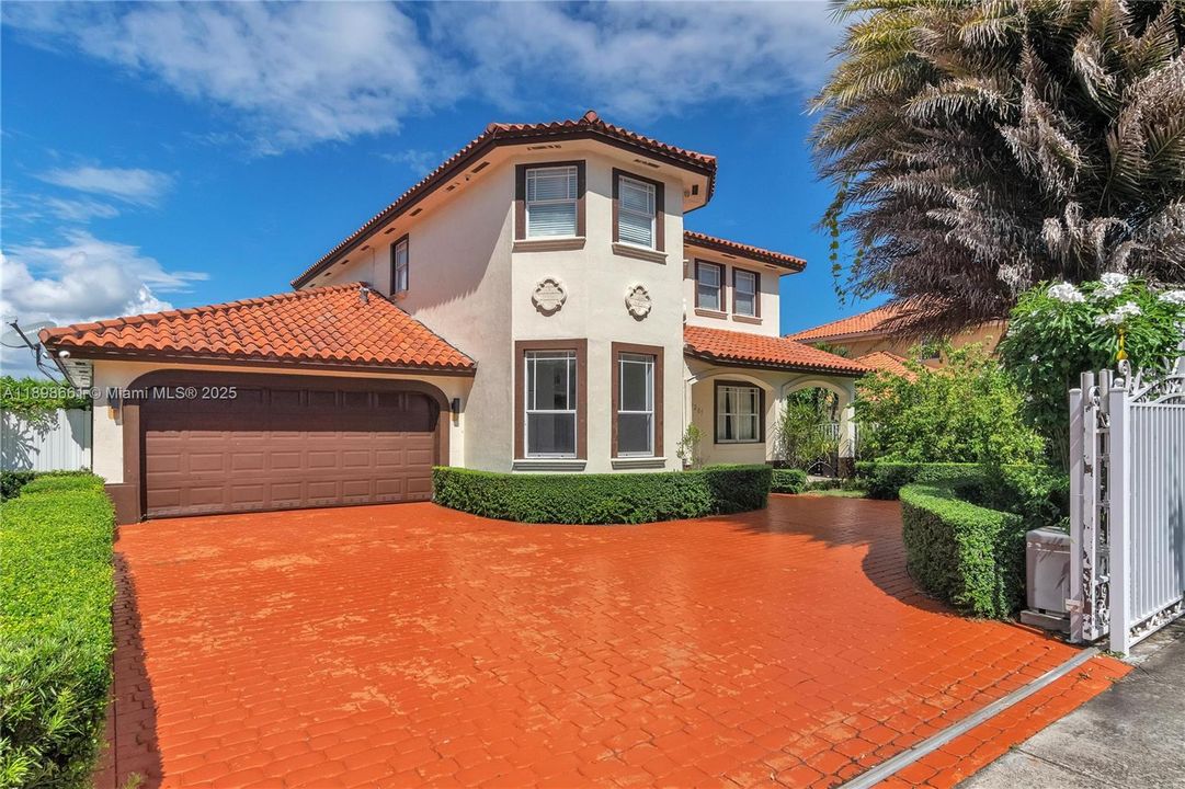 合同活跃: $5,000 (5 贝兹, 3 浴室, 2881 平方英尺)