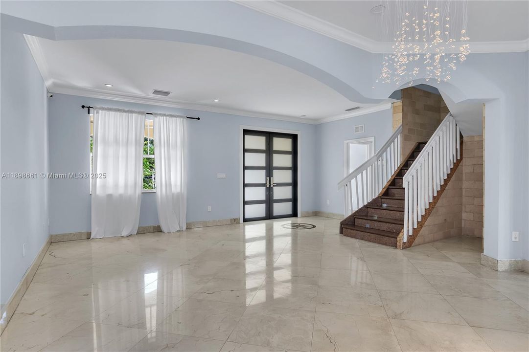 合同活跃: $5,000 (5 贝兹, 3 浴室, 2881 平方英尺)