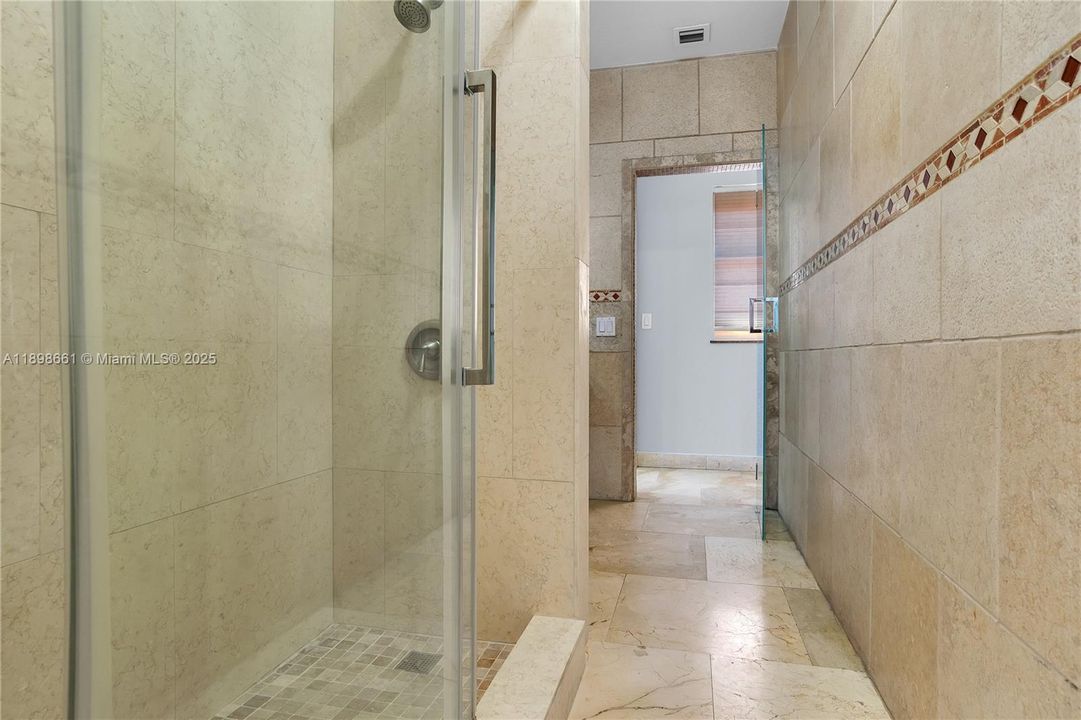 合同活跃: $5,000 (5 贝兹, 3 浴室, 2881 平方英尺)