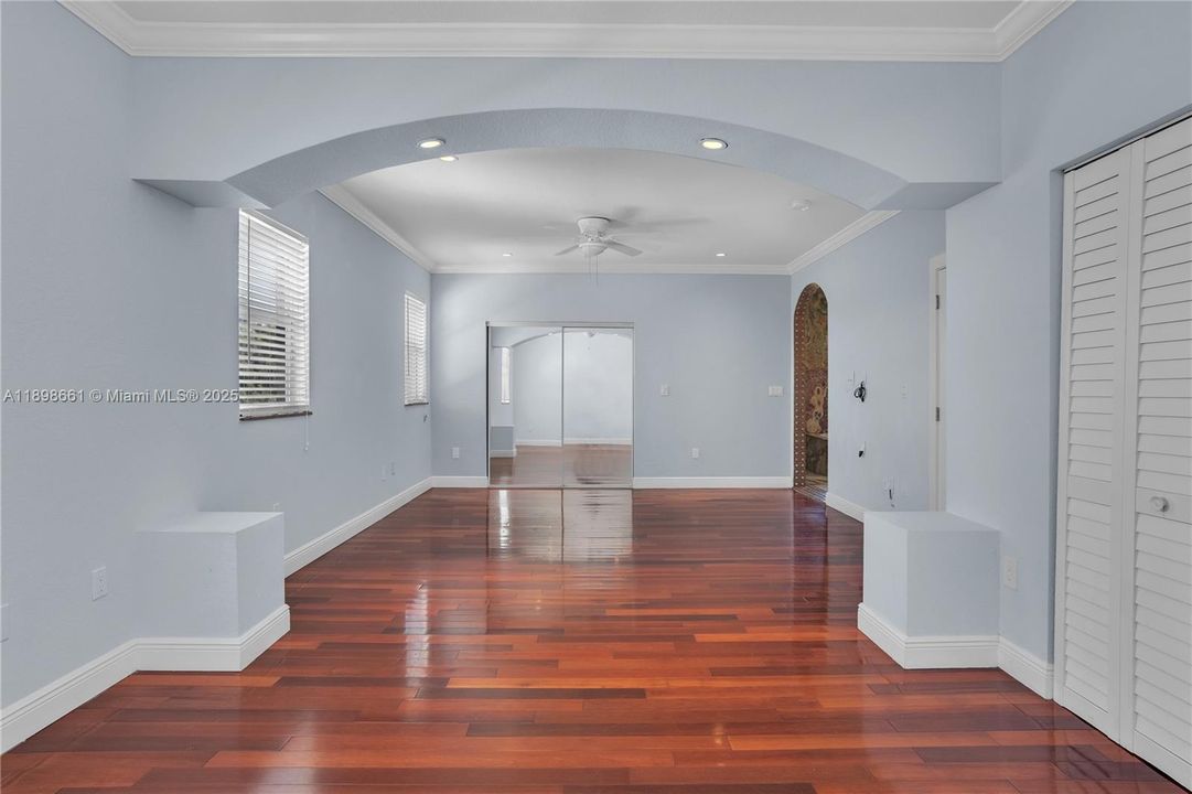 合同活跃: $5,000 (5 贝兹, 3 浴室, 2881 平方英尺)