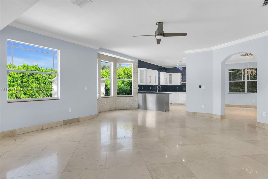 合同活跃: $5,000 (5 贝兹, 3 浴室, 2881 平方英尺)