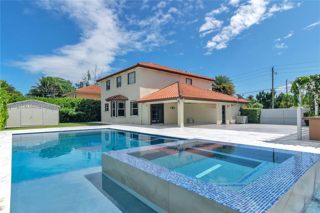 合同活跃: $5,000 (5 贝兹, 3 浴室, 2881 平方英尺)