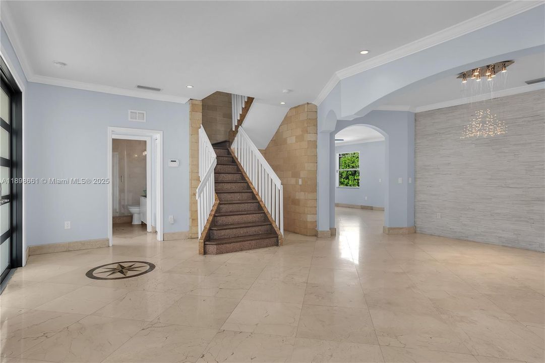 合同活跃: $5,000 (5 贝兹, 3 浴室, 2881 平方英尺)