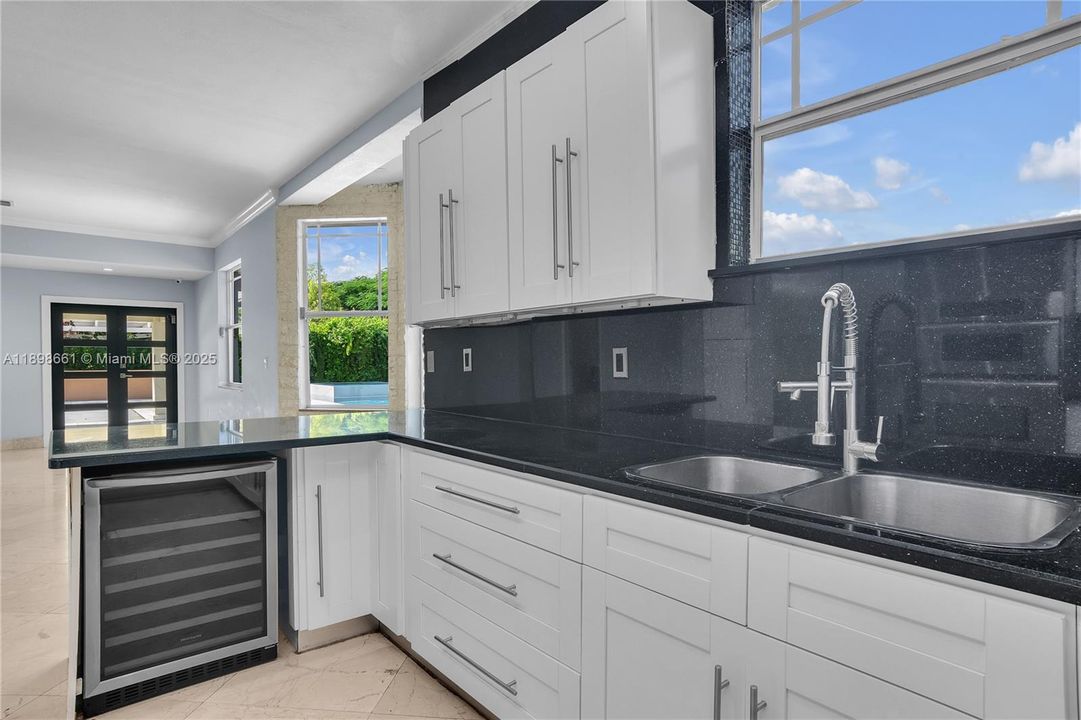 合同活跃: $5,000 (5 贝兹, 3 浴室, 2881 平方英尺)