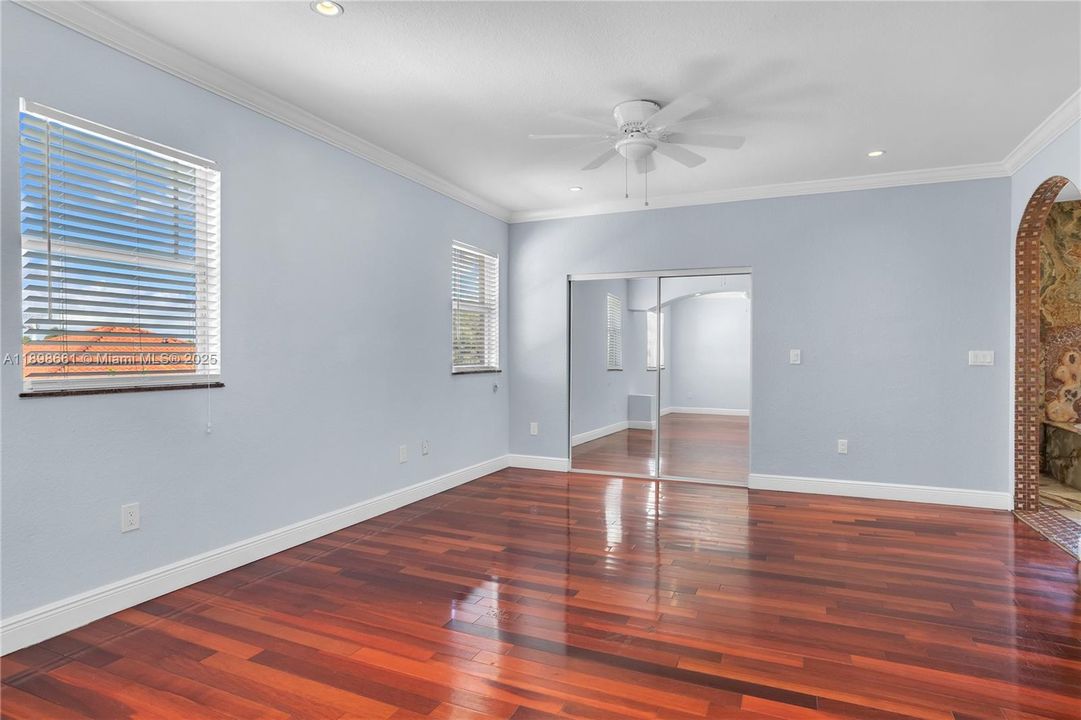 合同活跃: $5,000 (5 贝兹, 3 浴室, 2881 平方英尺)