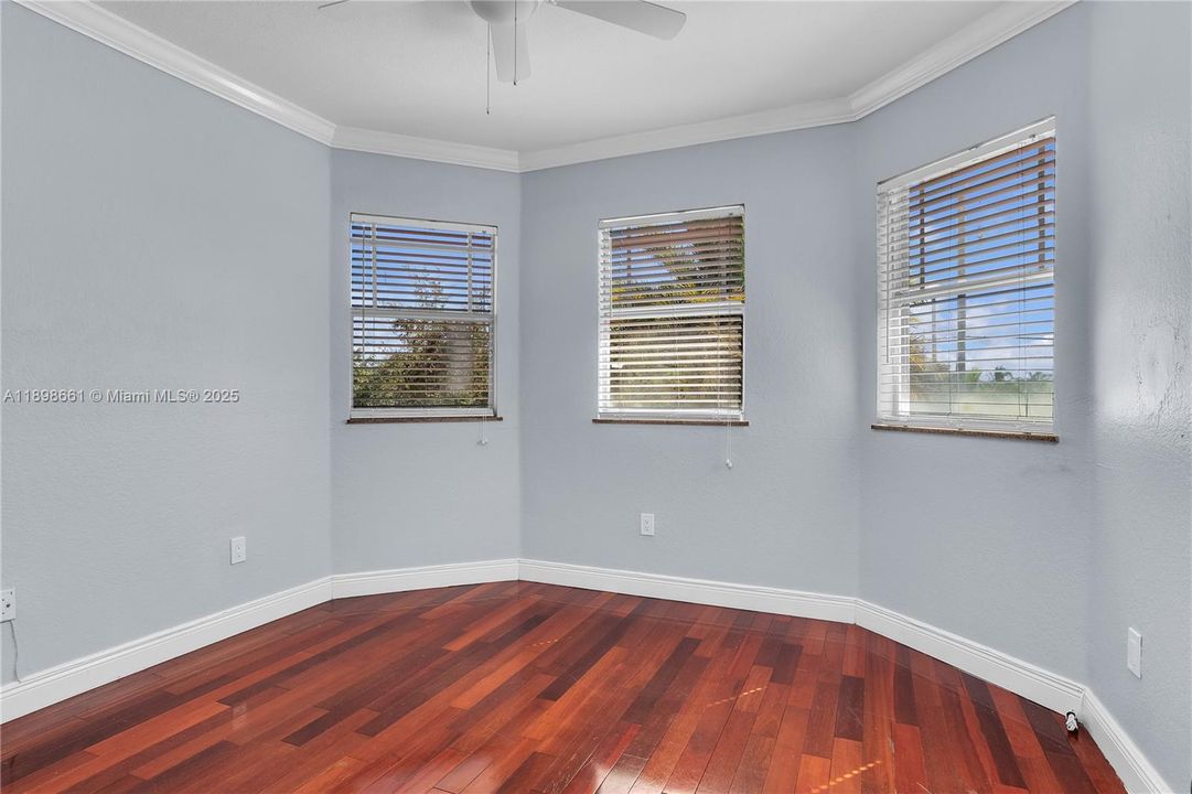 合同活跃: $5,000 (5 贝兹, 3 浴室, 2881 平方英尺)