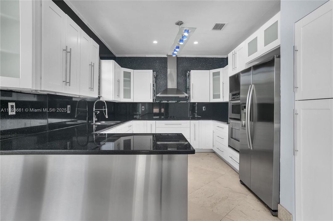 合同活跃: $5,000 (5 贝兹, 3 浴室, 2881 平方英尺)