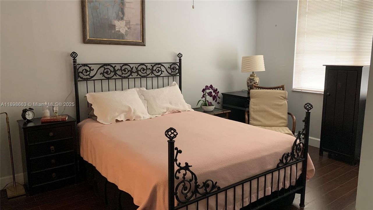 待售: $119,000 (1 贝兹, 1 浴室, 773 平方英尺)