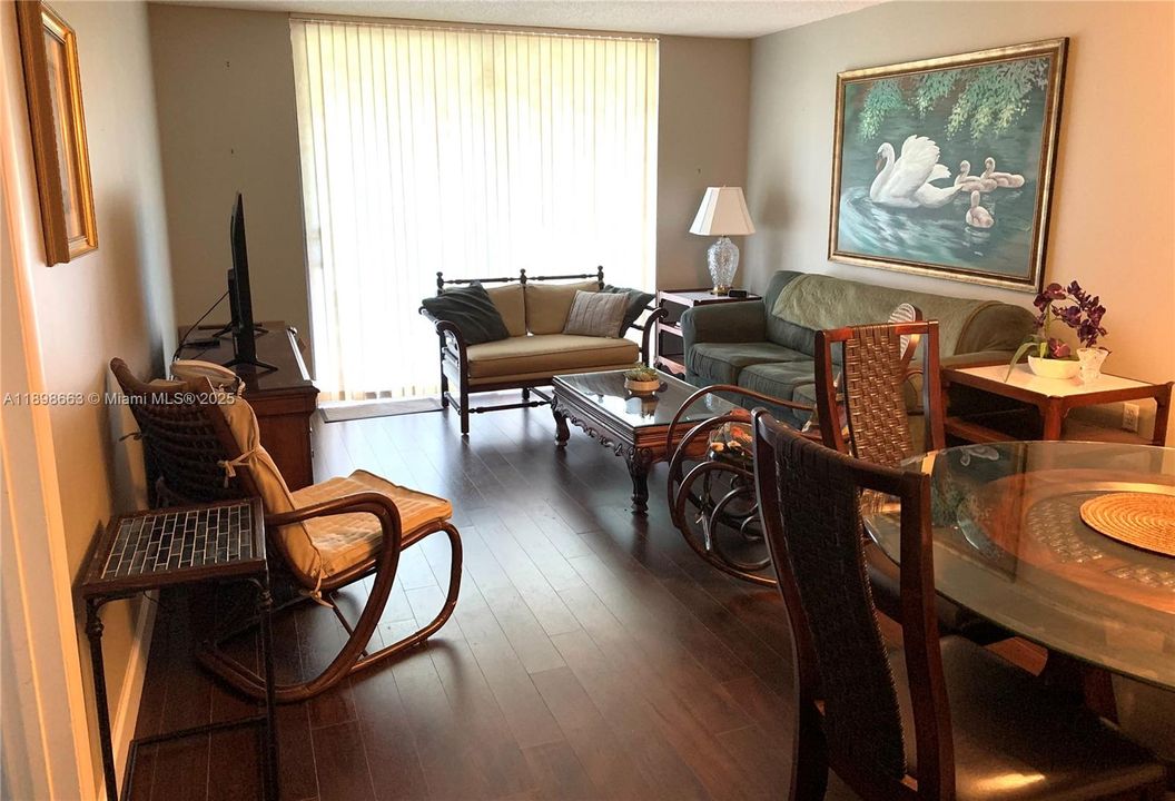 待售: $119,000 (1 贝兹, 1 浴室, 773 平方英尺)